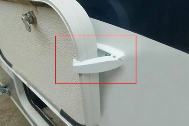 sujetador de puertas tipo pinza negro