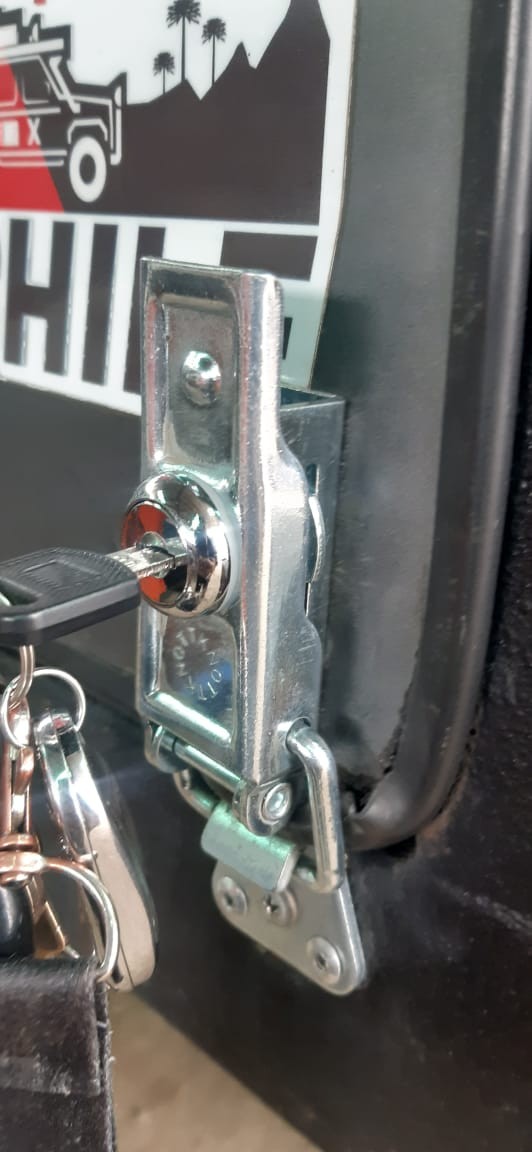 Chapa con llave y enganche